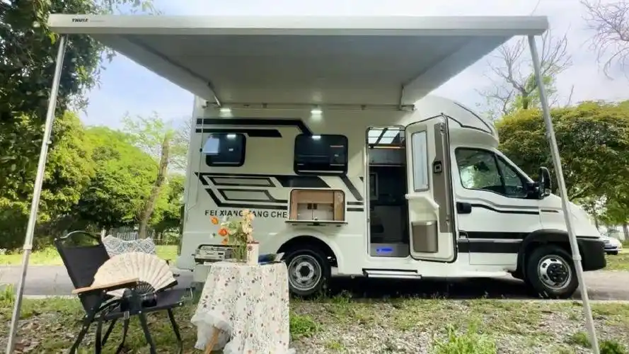 飞翔房车依维柯畅享t型 双航空座椅 纵床布局 温馨雅致旅居空间