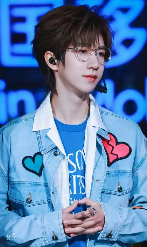 霖声漫漫扬四海##贺峻霖 梦蝶破笼#78大年初七78贝雷帽 眼镜