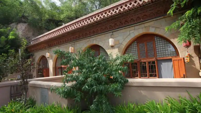 延安赵家岸村:村民搬进山下新村,山上的山体窑洞変民宿