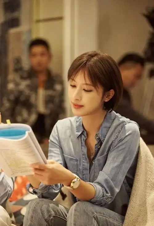 张俪短发造型有些撞脸王子文,不过好在还是挺有辨识度的,牛仔衬衣造型