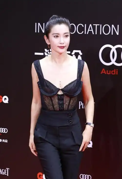 李冰冰真"胆大",真空穿透视蕾丝上衣太惊艳,姨妈红唇气场强大