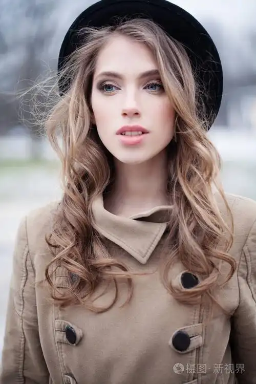 时尚模特女戴黑色帽子在户外, 肖像