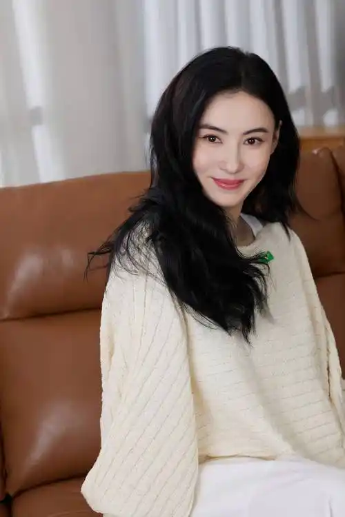 张柏芝腹部隆起疑有孕,曾与谢贤传绯闻,日本被偶遇四胎生父难道是他?