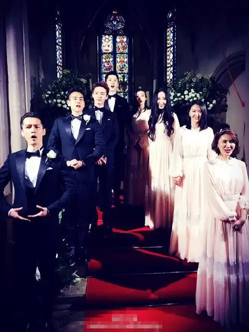 美女帅哥伴郎团伴娘团,表情惊恐,难道是被两口子的婚礼豪华程度感到