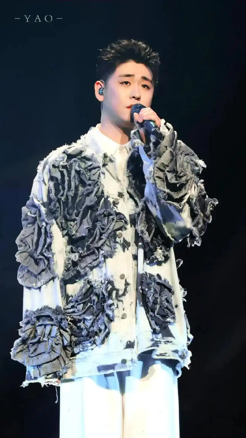 张云雷 #演唱会 真的!泪目!我的歌手大人!#绿海 #音乐 - 抖音