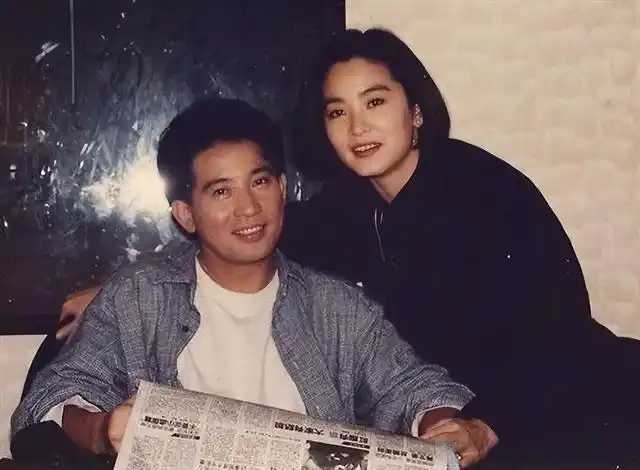 父亲是秦汉,母亲是邵乔茵,低调得像隐形人,近50岁还未婚