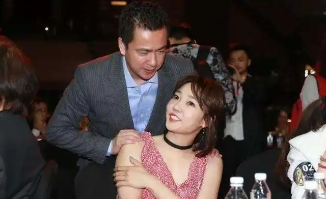 41岁的陈羽凡和33岁的妻子白百何以及元宝近照