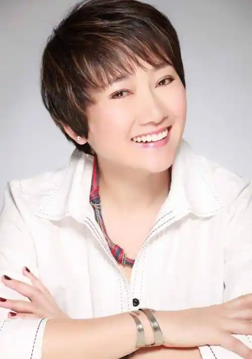 "任性"的成方圆:一婚嫁恩师二婚嫁"和珅",今60岁无儿无女