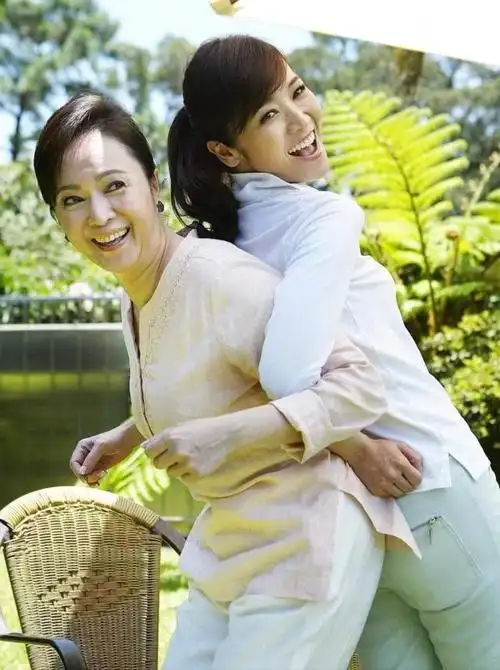 侯佩岑妈妈一把年纪星范十足,驾驭潮装不在话下,好气质不输女儿_网易