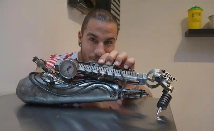 刺青终结者?他的假肢刺青比手更好用