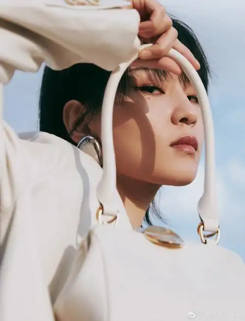 周笔畅双色拼接西装#周老板@周笔畅受邀出席#2020绿毯时尚颁奖盛典