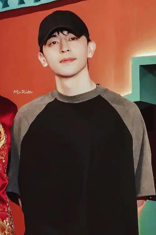 邓伦:参加婚礼,颜值回春罕露笑容,知情人曝其将复出|白皙|娱乐圈_网易