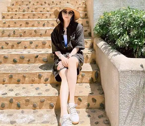 蒋欣近照好惊艳,穿束腰开叉裙大秀好身材,瘦身后更美了_减肥_角色_穿