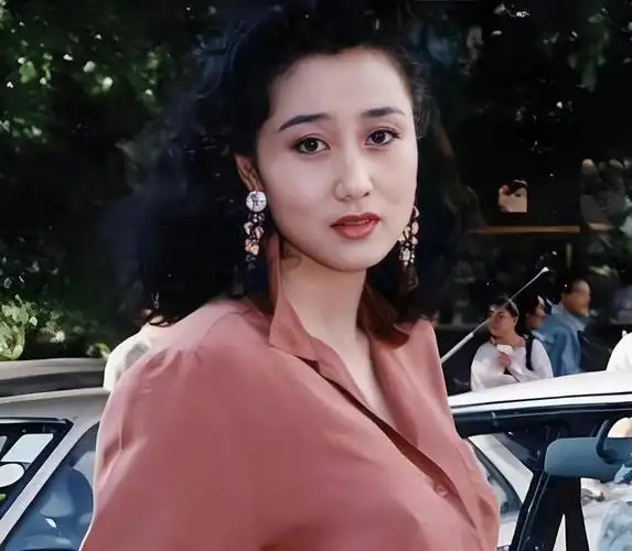 李连杰妻子利智,穿着粉红高领连衣裙,气质文雅,美丽动人