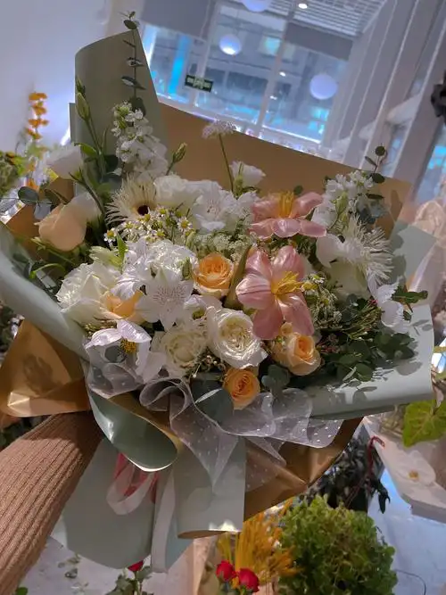 三八节拍照新款鲜花速递白玫瑰洋甘菊ins风花束生日礼物北京同城