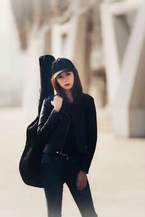 追逐梦想的女吉他手