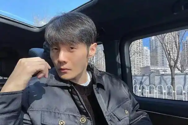 李荣浩,一个已经年过40岁的音乐人,在音乐创作方面展现出了非常高的