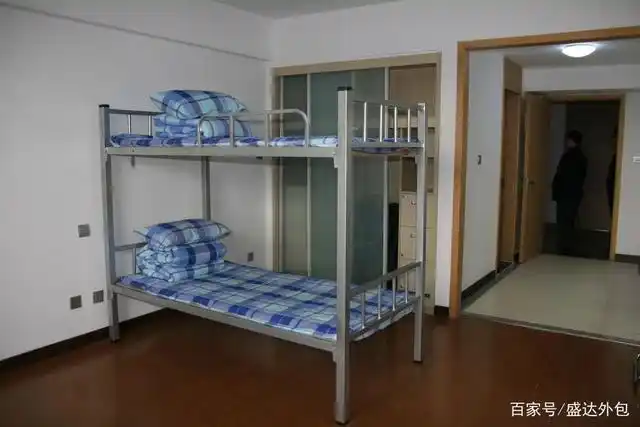 「工厂吃住」工厂上班包吃包住吗?