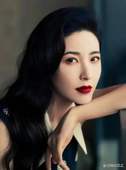 与凤行发布会赵丽颖曾黎挽手同框亮相美女贴贴超养眼