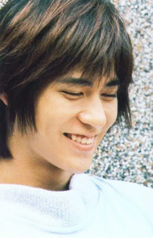 第二,周渝民当时只是一个20岁左右的小年轻,而且他成为演员也是一件