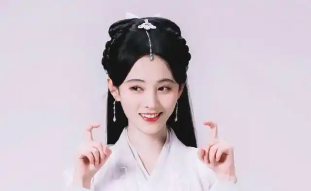 挑了条鹅黄色的袄裙穿了又让秋梨梳了个简单的凌云髻,也不抹脂粉就气