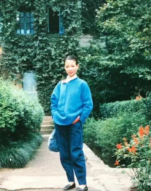 甜歌女神仲小萍:为了儿子30年不嫁,最后却落得悲惨的下场