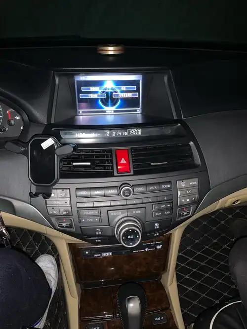 8代雅阁怎么连蓝牙放歌啊还有内存卡在哪