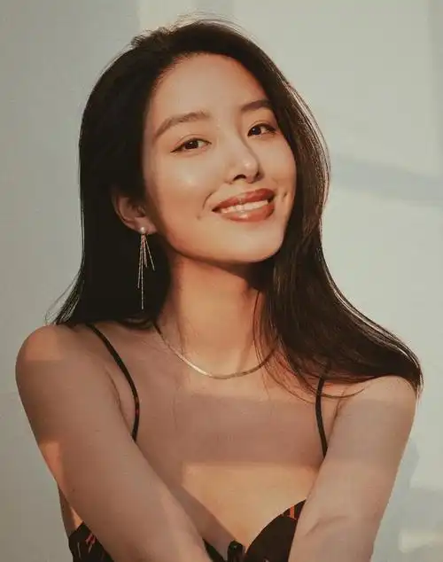 而在这一切的背后,是杨采钰对生活的热爱和对自我价值的追求.