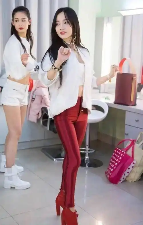 李小璐真有162cm?穿这么紧的皮裤也勒不出大长腿,真实身高成迷.