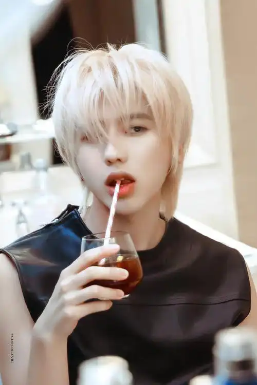 蔡徐坤金发#每一次金发造型真的都可以帅出一个新高度#原创音乐人