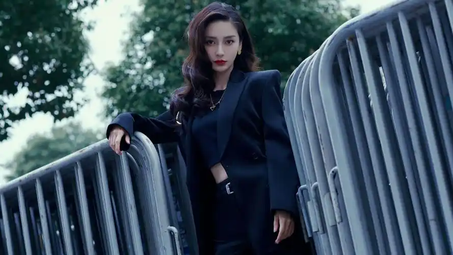 杨颖黑色西服套装着身化身高冷御姐展迷人小蛮腰户外写真-明星壁纸
