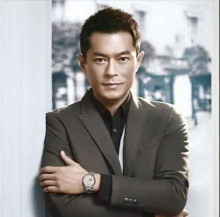 古天乐现身香港国际电影节穿搭遭网友吐槽脚上厚底鞋暴露身高