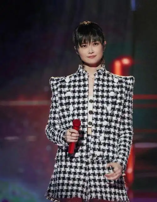 40岁李宇春现身北京机场!一身绿衣春意昂扬,一头短发英姿飒爽