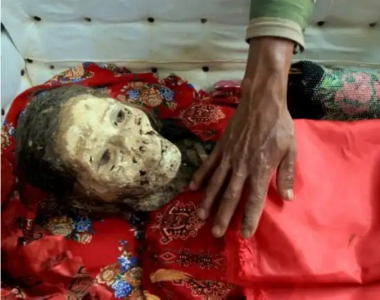 印尼奇特风俗把祖先从坟中挖出来梳妆打扮4