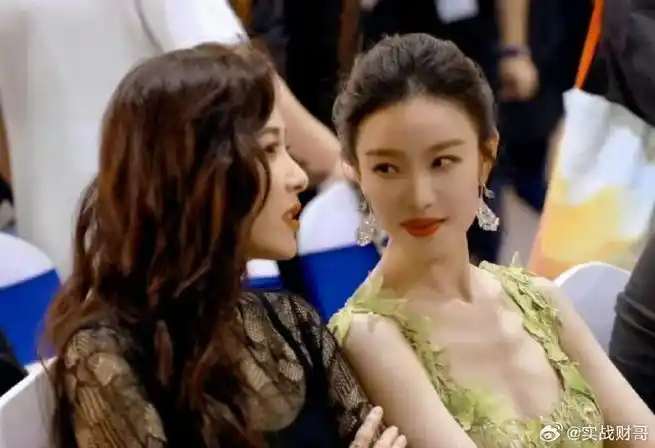 在某品牌活动现场,倪妮和刘亦菲这两位女神一同亮相.