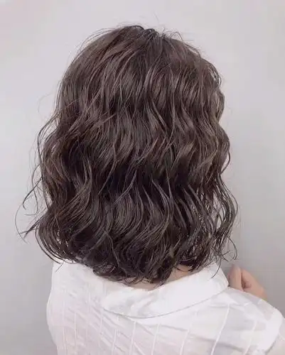 2020冬季流行全头烫卷卷发型,蓬松时尚又保暖,真洋气