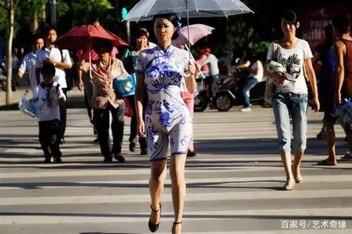 她在身上画件旗袍,别的画家都没这么大胆,网友:怎么好意思出门