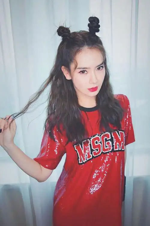 戚薇 红衣 丸子头