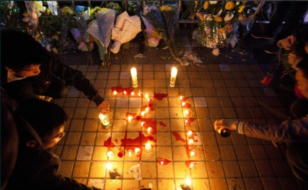 我公司员工为昆明遇难者默哀