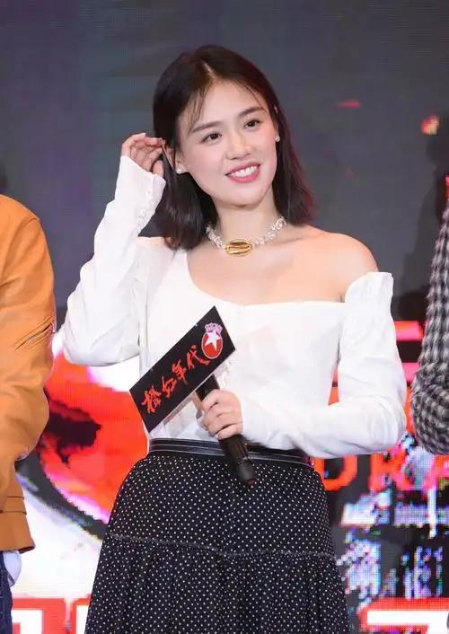 马思纯穿衣真大胆浅蓝色吊带裙挑战大领口好气质真迷人