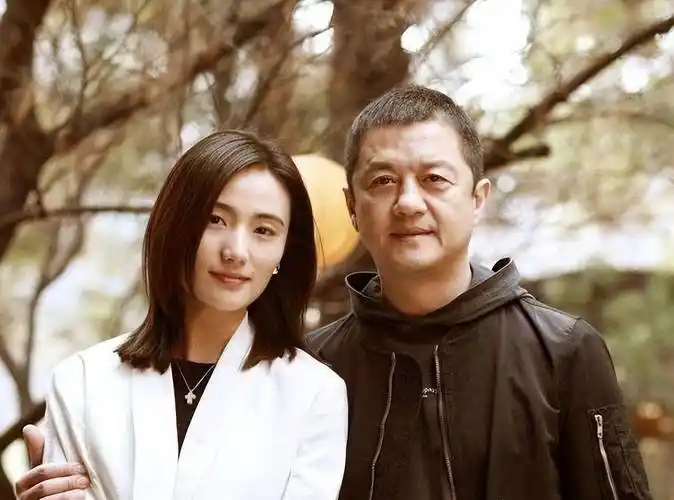 李亚鹏的美丽妻子多才多艺,她要在年照里弹钢琴,穿彝族服饰,宣传大