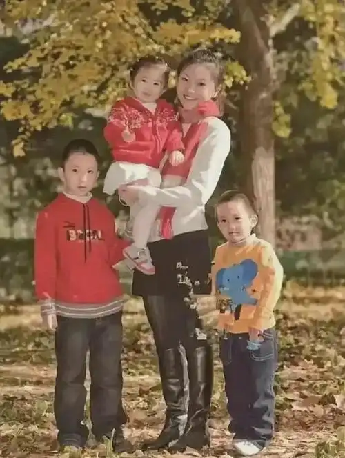 张艺谋妻子的陈婷,19岁时抱着娃与几个小孩合影