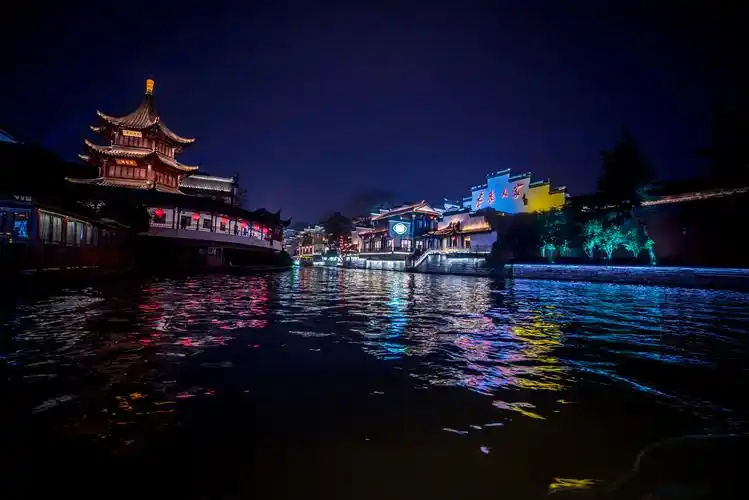 秦淮河泛舟配诗,桨声灯影中,贯穿几个时代的爱与自由