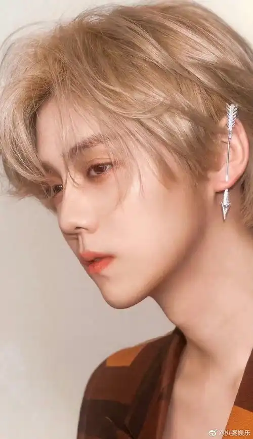 鹿晗神仙侧脸三百六十度无死角侧颜也是一绝的小鹿