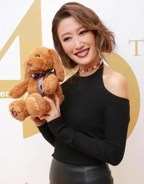 近日,有媒体报道,知名女星谢婷婷携女儿回香港探亲