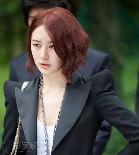 4,尹恩惠尹恩惠一头性感短发还蛮惊艳的,染上酒红色的头发把皮肤衬托