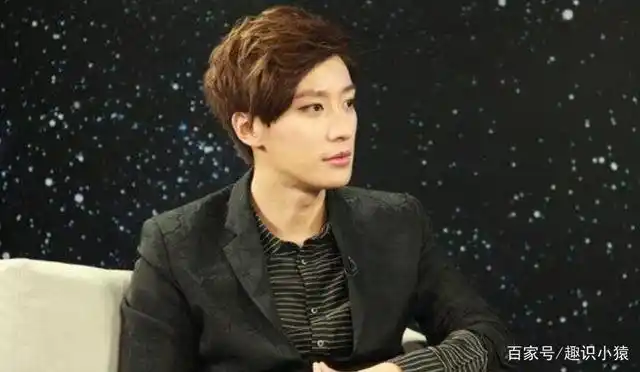 乔任梁手臂去哪里了,并没有不见,手臂浮肿拿花遮住了而已