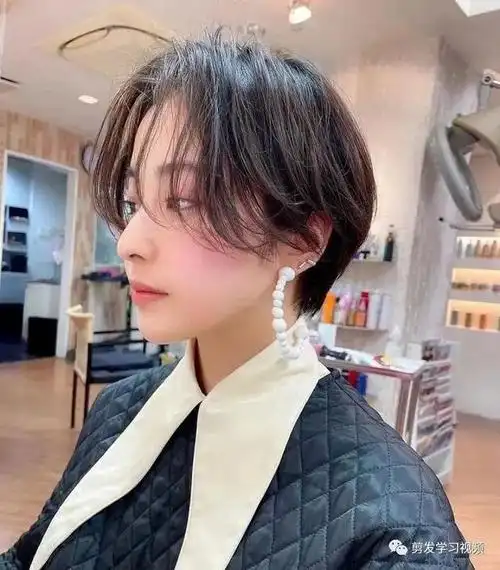 不仅更加适合圆脸的可爱女生们而且非常的成熟可爱,更加的干练利落