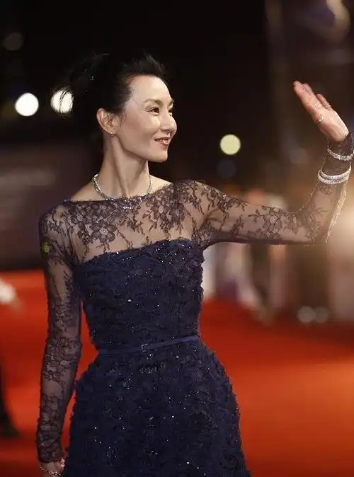 张曼玉还是败给岁月,穿一身红裙瘦到"皮包骨",憔悴到让人心疼