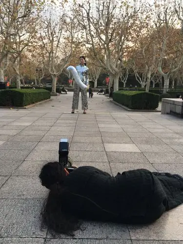 为了拍摄角度,王心也是随时就地卧倒,令人敬佩的摄影师,专业,专注而且